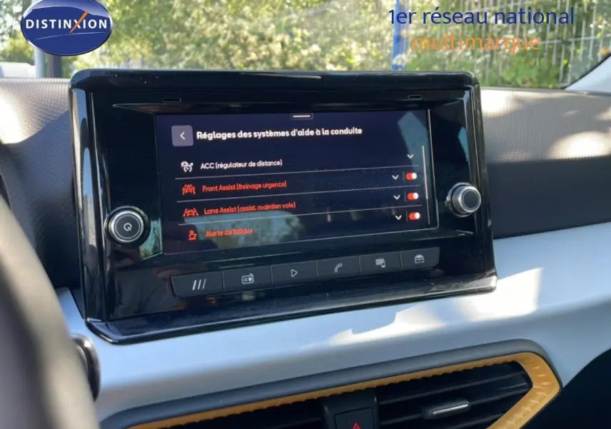 Écran tactile central du tableau de bord du SEAT Arona 2025, affichant les réglages d'aide à la conduite.