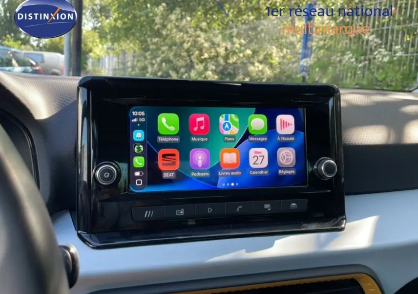 Écran tactile central du tableau de bord du SEAT Arona 2025, affichant l'interface Apple CarPlay colorée.