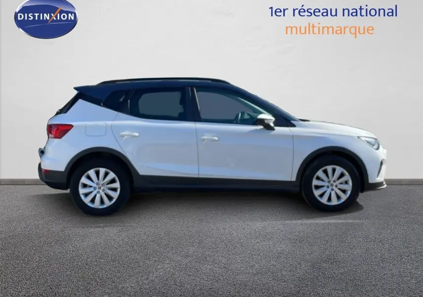 Vue latérale droite du SEAT Arona blanc avec toit gris, soulignant son design compact et moderne.