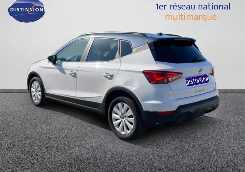 SEAT Arona blanc avec toit gris, vue 3/4 arrière droit, SUV compact essence 2025 finition Style Special Edition.