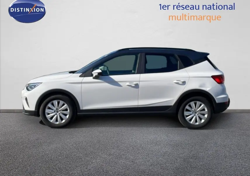 Vue de profil côté gauche d’un SEAT Arona blanc avec toit gris, version 2025 Style Special Edition.