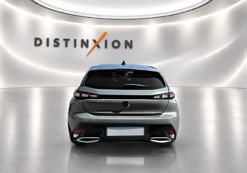 Vue arrière d'une Peugeot 308 gris métallisé 2025 avec feux LED et double sortie d'échappement chromée.