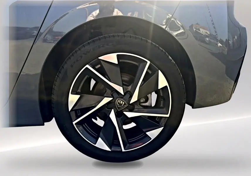 Gros plan sur la roue arrière droite de la Peugeot 308 gris 2025 avec jante alu au design moderne noir et argent.