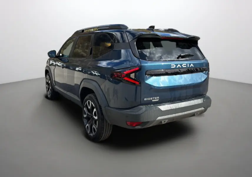 Vue 3/4 arrière droite du Dacia Bigster Hybrid 155 bleu indigo avec toit noir et jantes alu 19 pouces.
