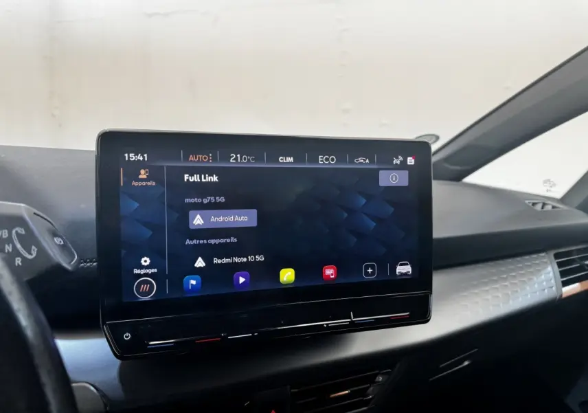 Écran tactile central 12 pouces affichant Android Auto dans l'habitacle moderne du CUPRA Born gris foncé.