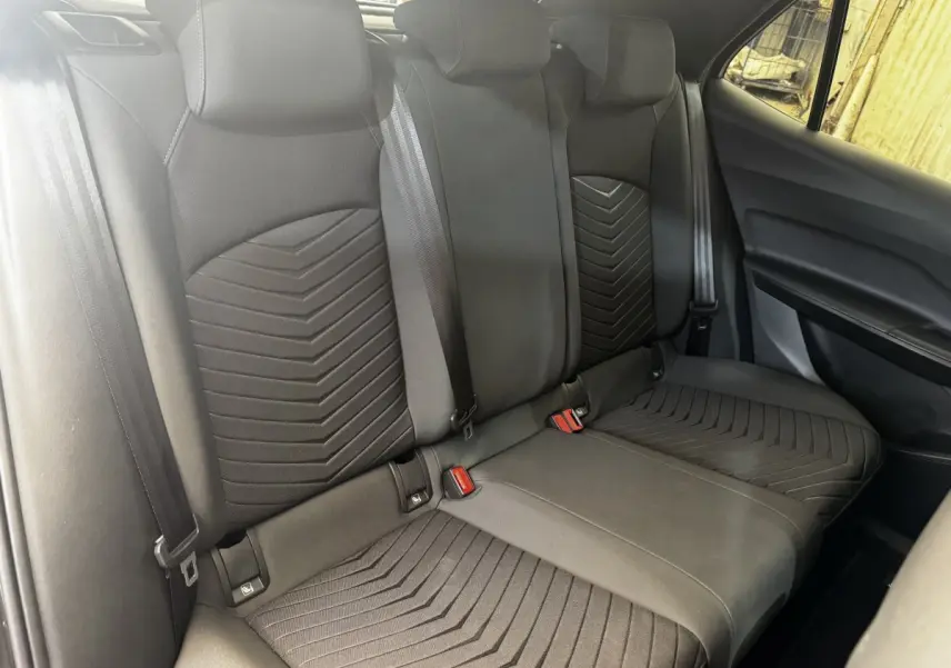 Vue intérieure arrière montrant la banquette noire avec motifs géométriques du CUPRA BORN 230ch 2023.