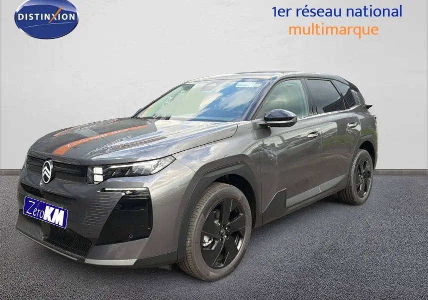 Vue 3/4 avant droite du Citroën C5 Aircross Hybrid gris platinium métallisé avec jantes noires et calandre moderne.