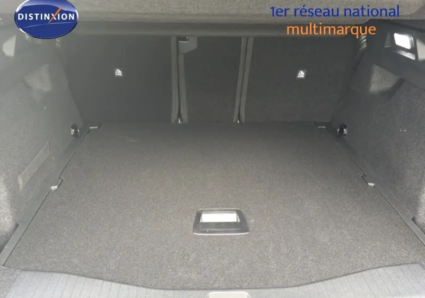 Coffre spacieux du Citroën C5 Aircross Hybrid 145ch gris platinium, vue intérieure du compartiment arrière.