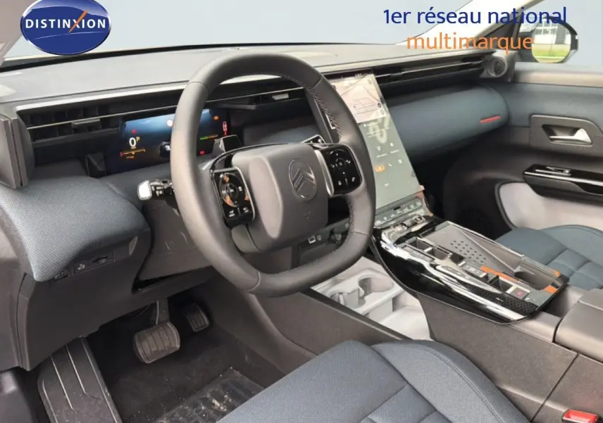 Vue intérieure côté conducteur du Citroën C5 Aircross Hybrid 2026 avec tableau de bord numérique et écran tactile vertical.