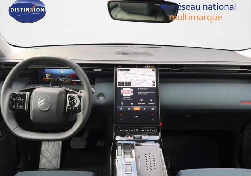 Vue intérieure du tableau de bord et volant du Citroën C5 Aircross Hybrid gris platinium, avec écran tactile vertical central.