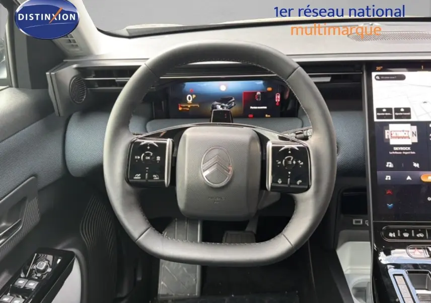 Vue centrée sur le volant cuir noir du Citroën C5 Aircross Hybrid 2026 avec tableau de bord digital et écran tactile.