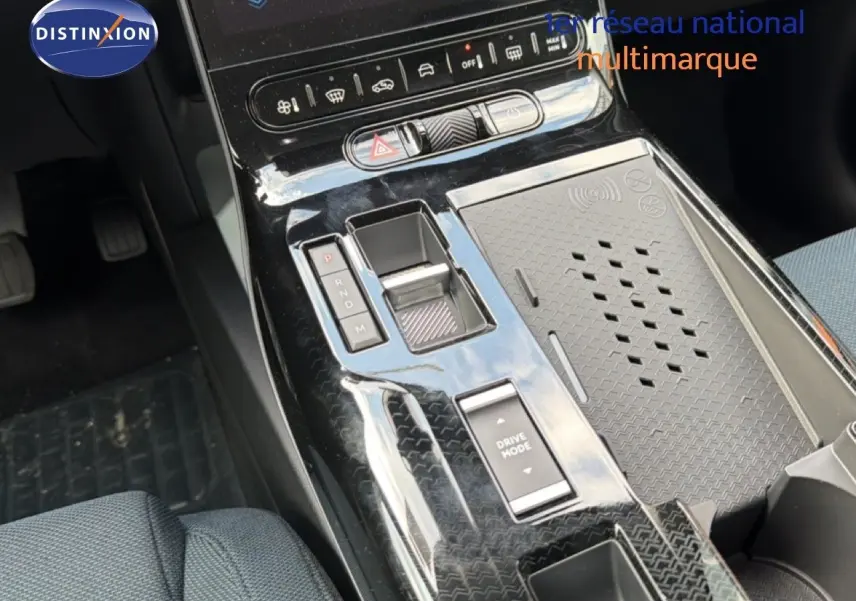 Gros plan sur la console centrale noire brillante du Citroën C5 Aircross Hybrid 2026 avec commandes de boîte auto et mode de conduite.