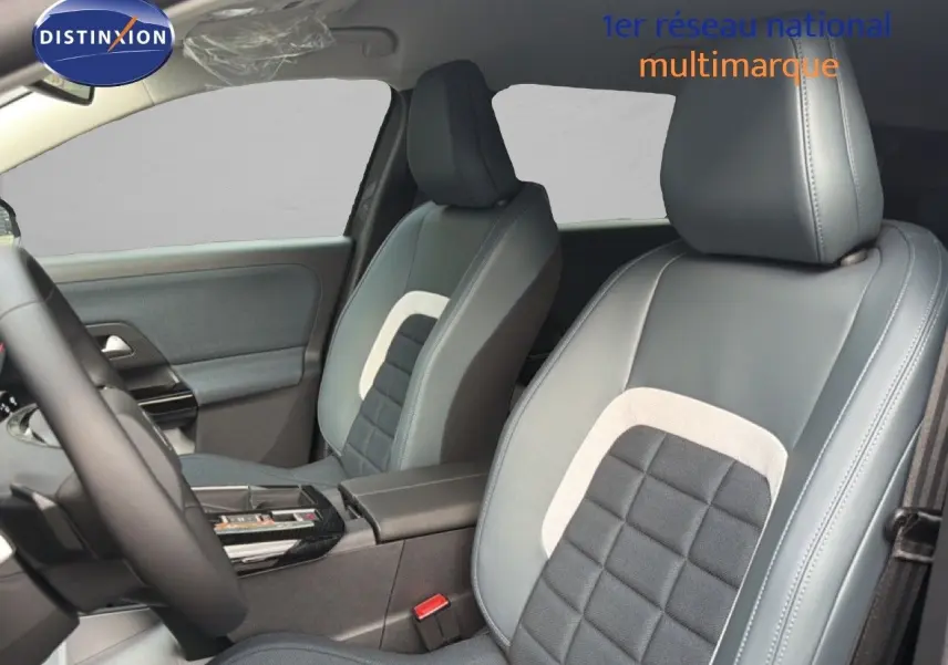 Vue intérieure côté conducteur du Citroën C5 Aircross Hybrid 2026 avec sièges gris cuir et tissu à motif carré.