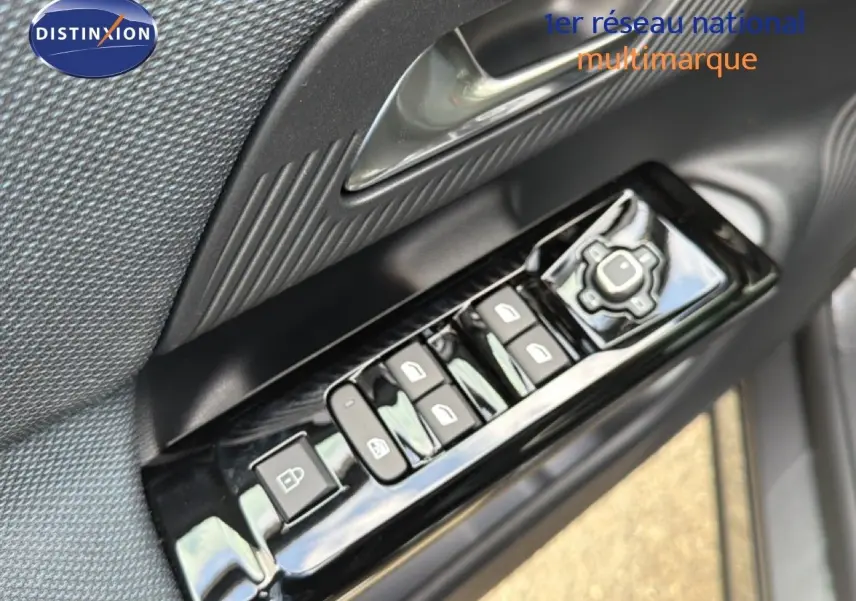 Gros plan sur les commandes de lève-vitres et rétroviseurs côté conducteur du Citroën C5 Aircross Hybrid 2026.