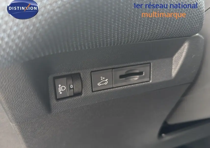 Détail des commandes d'ouverture du coffre et réglage des phares sur un Citroën C5 Aircross gris platinium.