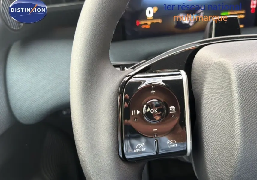 Gros plan sur les commandes au volant du Citroën C5 Aircross Hybrid 2026, finition gris platinium métal.