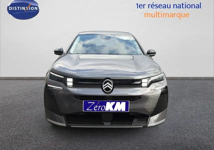 Vue avant d'une Citroën C5 Aircross Hybrid gris platinium métal avec calandre distinctive et phares LED allumés.