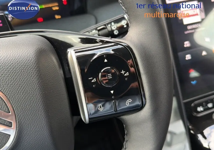 Gros plan sur le volant cuir du Citroën C5 Aircross Hybrid 2026, avec commandes audio et téléphone intégrées.