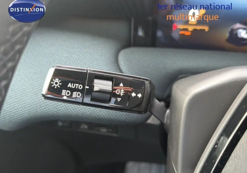 Gros plan sur la commande des phares et clignotants dans l’habitacle gris platinium du Citroën C5 Aircross Hybrid 2026.