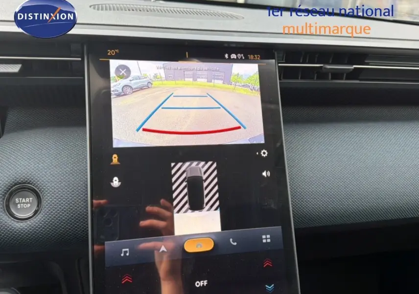 Vue rapprochée de l’écran tactile intérieur du Citroën C5 Aircross Hybrid gris platinium montrant la caméra de recul en action.