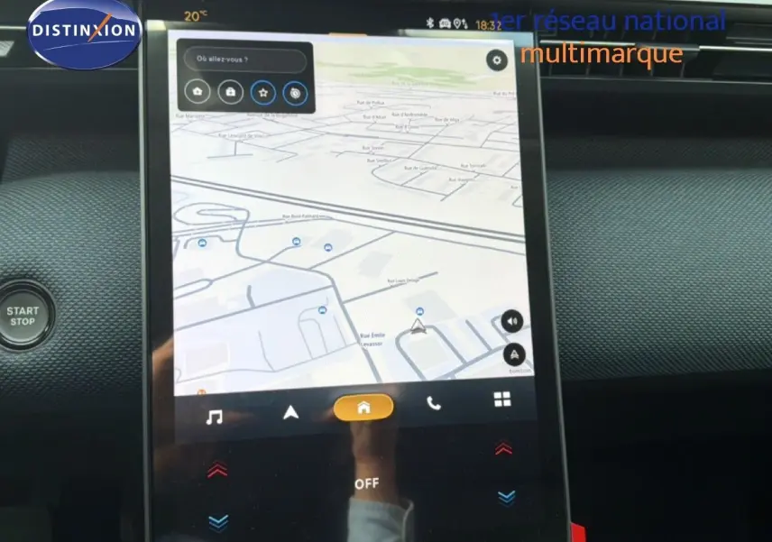 Vue rapprochée de l’écran tactile central du Citroën C5 Aircross gris platinium, affichant la navigation GPS.