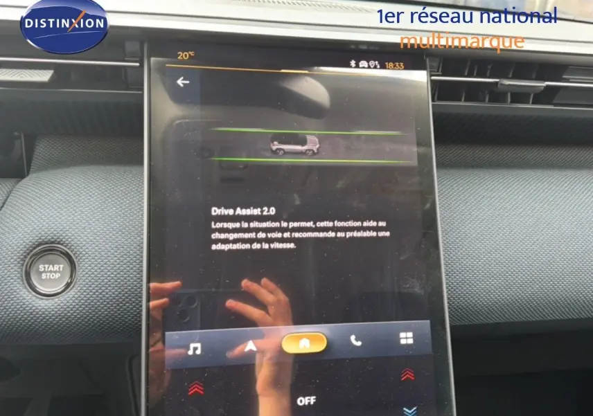Écran tactile central affichant l'assistance Drive Assist 2.0 dans l'habitacle du Citroën C5 Aircross Hybrid 2026.