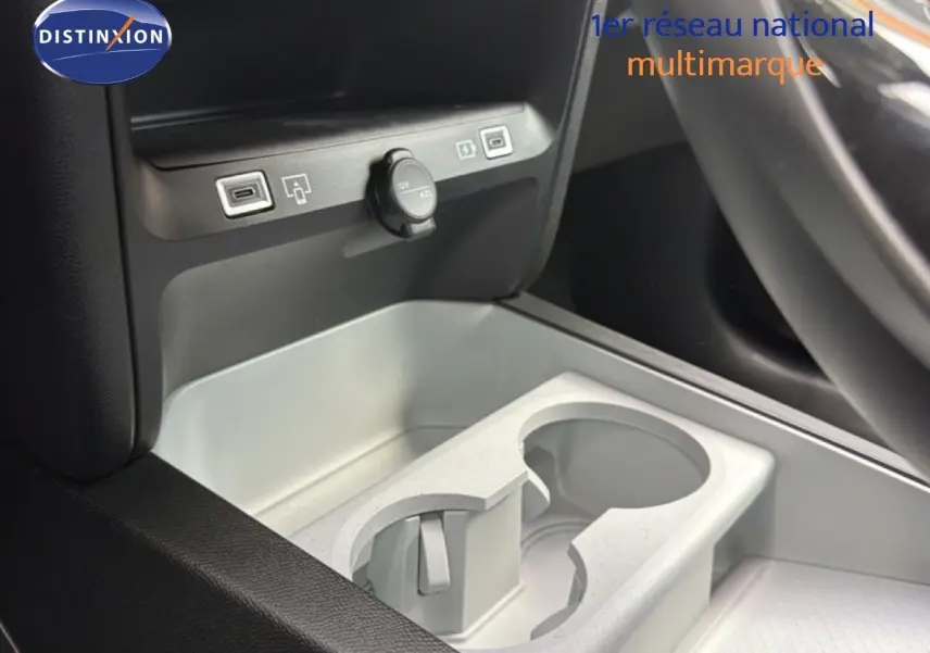 Gros plan sur la console centrale avec porte-gobelets et prises USB du Citroën C5 Aircross Hybrid gris platinium.