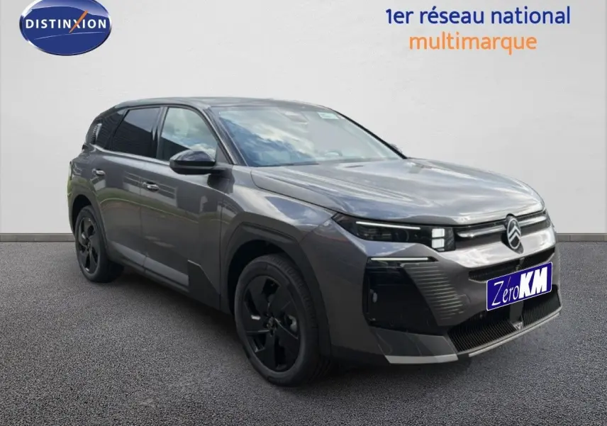 Vue 3/4 avant d'un Citroën C5 Aircross Hybrid gris platinium métallisé avec jantes noires et calandre moderne.