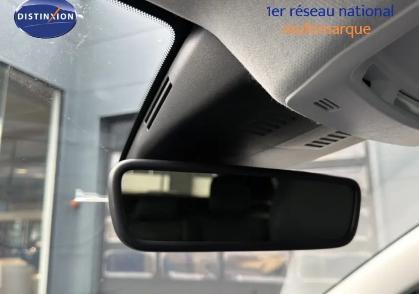 Rétroviseur intérieur en gros plan du Citroën C5 Aircross gris platinium, avec vue partielle de l'habitacle et pare-brise.