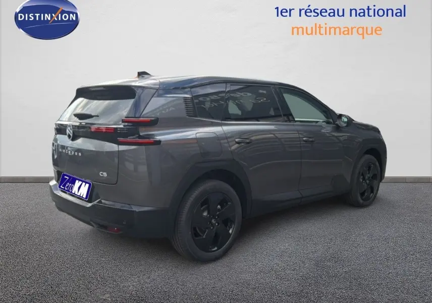 Vue 3/4 arrière droite d'un Citroën C5 Aircross Hybrid gris platinium métallisé avec jantes noires et vitres teintées.