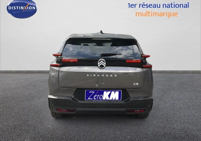 Vue arrière du Citroën C5 Aircross gris platinium métal, mettant en valeur ses feux LED horizontaux et son logo central.