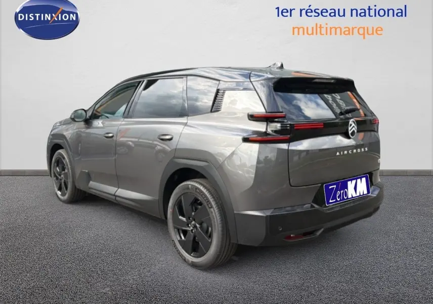 Vue 3/4 arrière droite d’un Citroën C5 Aircross gris platinium métal avec feux arrière LED et jantes noires.