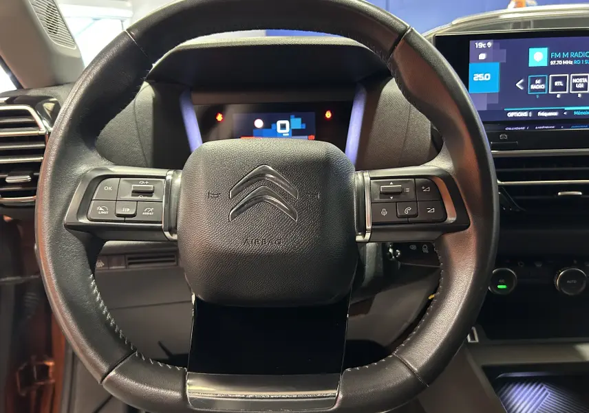 Volant en cuir noir de Citroën C4 PureTech 100 Feel 2021 avec commandes intégrées et tableau de bord numérique.