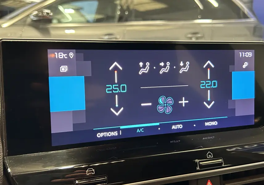 Écran tactile du système de climatisation automatique de la Citroën C4 PureTech 100 Feel, affichant les réglages de température.