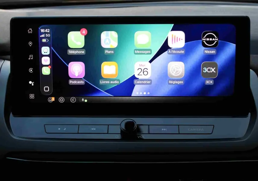 Coffre ouvert du Nissan Qashqai 2025 gris céramique métal avec toit noir, vue arrière montrant l'espace de chargement.