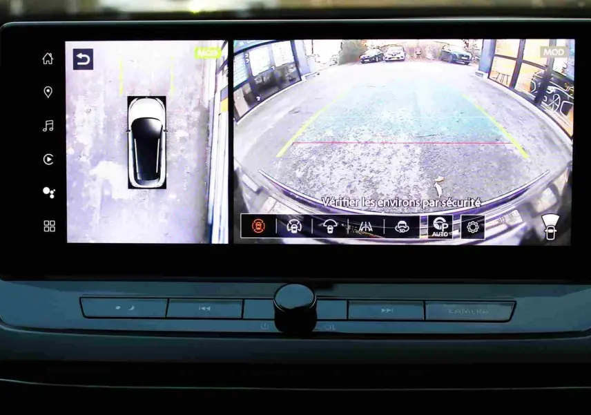 Intérieur du Nissan Qashqai 2025 vu côté conducteur, avec tableau de bord numérique et console centrale moderne en cuir noir.