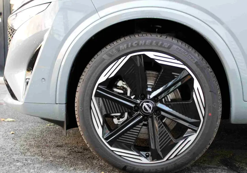 Gros plan sur la commande de boîte automatique noire du Nissan Qashqai 2025 gris céramique avec toit noir.