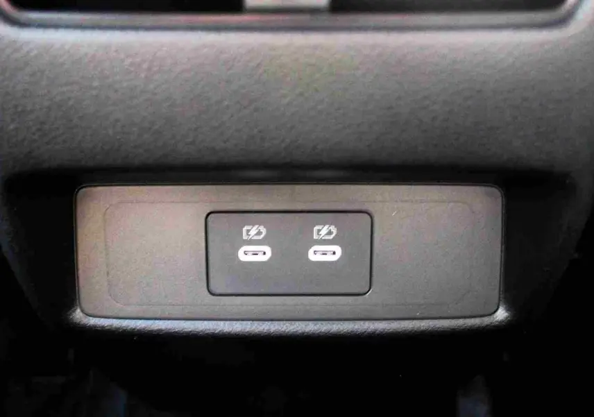 Vue intérieure côté conducteur du Nissan Qashqai 2025, sièges cuir noir avec surpiqûres blanches et logo Qashqai brodé.