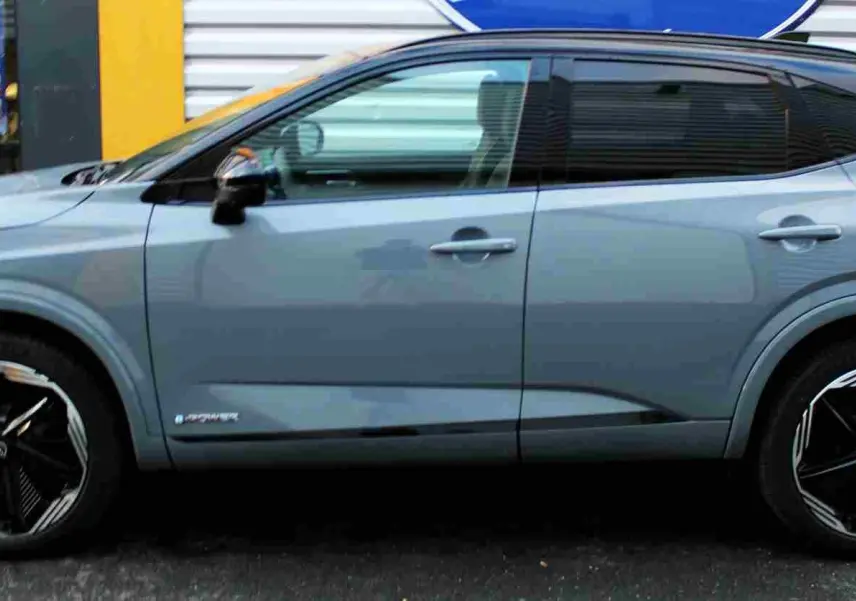 Vue latérale des sièges arrière en cuir noir du Nissan Qashqai 2025, finition N-Design, avec ceinture de sécurité visible.