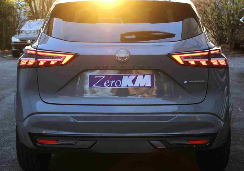 Vue intérieure du toit ouvrant panoramique et des sièges en cuir noir du Nissan Qashqai 2025 gris céramique.