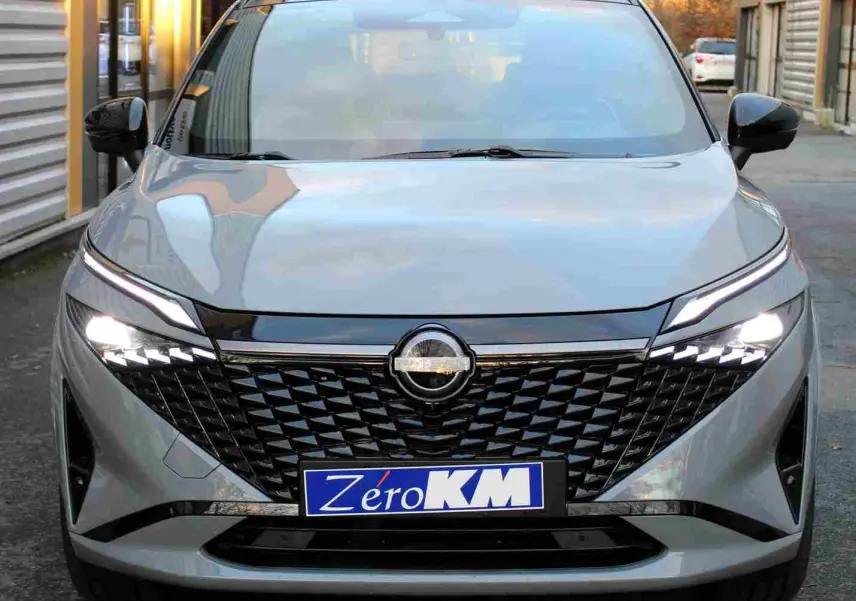 Gros plan sur la commande d'essuie-glace du Nissan Qashqai 2025, finition gris céramique métal toit noir.