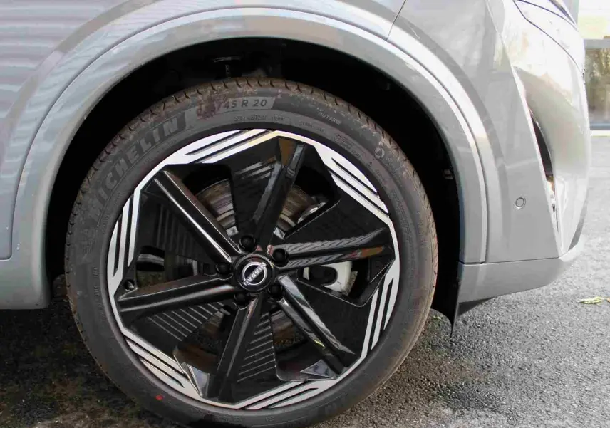 Gros plan sur la commande des phares et clignotants côté gauche du tableau de bord du Nissan Qashqai gris céramique.