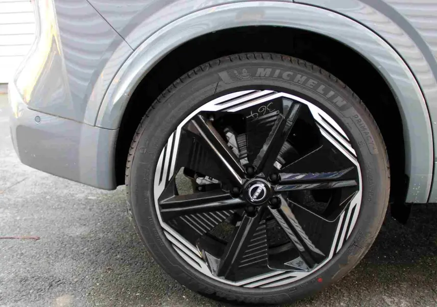 Gros plan sur la commande des vitres et rétroviseurs côté conducteur du Nissan Qashqai 2025 gris céramique toit noir.