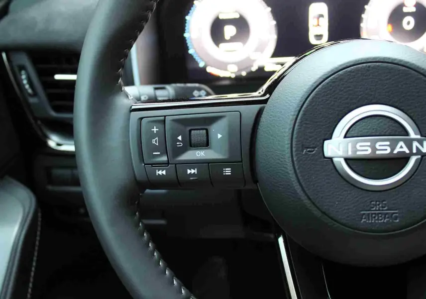 Détail de la console centrale du Nissan Qashqai 2025 avec climatisation automatique et bouton start/stop.