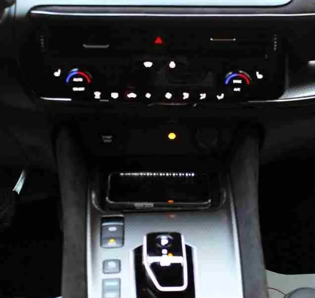 Écran tactile central avec navigation GPS dans l'habitacle du Nissan Qashqai gris céramique 2025, finition N-Design.