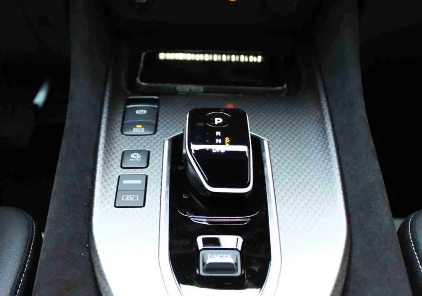 Écran tactile central du Nissan Qashqai 2025, affichant les options audio avec tableau de bord en finition noire.