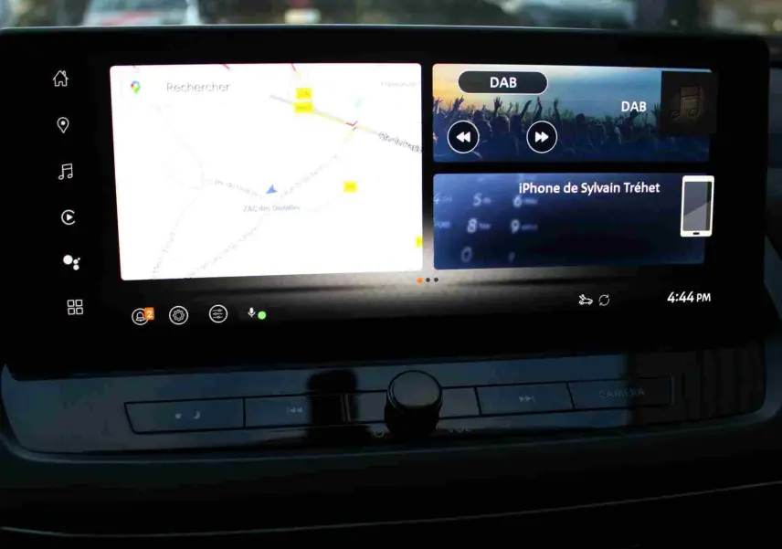 Écran tactile central du Nissan Qashqai 2025 gris céramique, affichant le menu de connexion Bluetooth en intérieur.