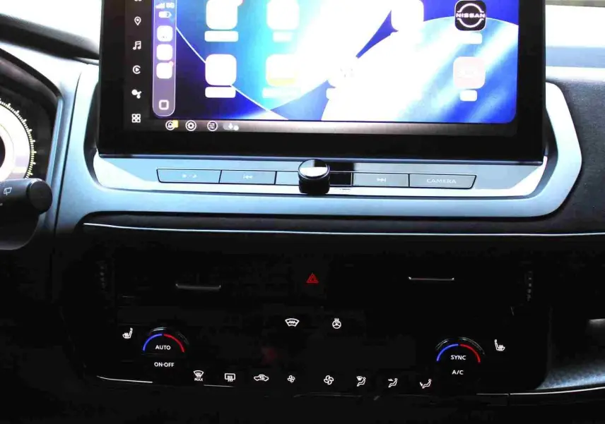 Écran tactile central du Nissan Qashqai 2025 affichant les applications Android Auto et GPS, intérieur moderne.