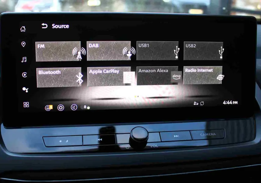 Tableau de bord numérique du Nissan Qashqai 2025 affichant l'aide au conducteur et la vitesse à 0 km/h.