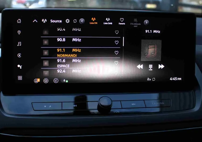 Tableau de bord numérique du Nissan Qashqai 2025 affichant la gestion de voie et les compteurs de vitesse et puissance.